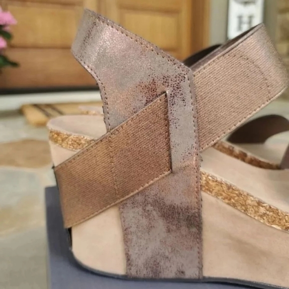 Cute Metallic Wedge sandal-NIB - Picture 3 of 6